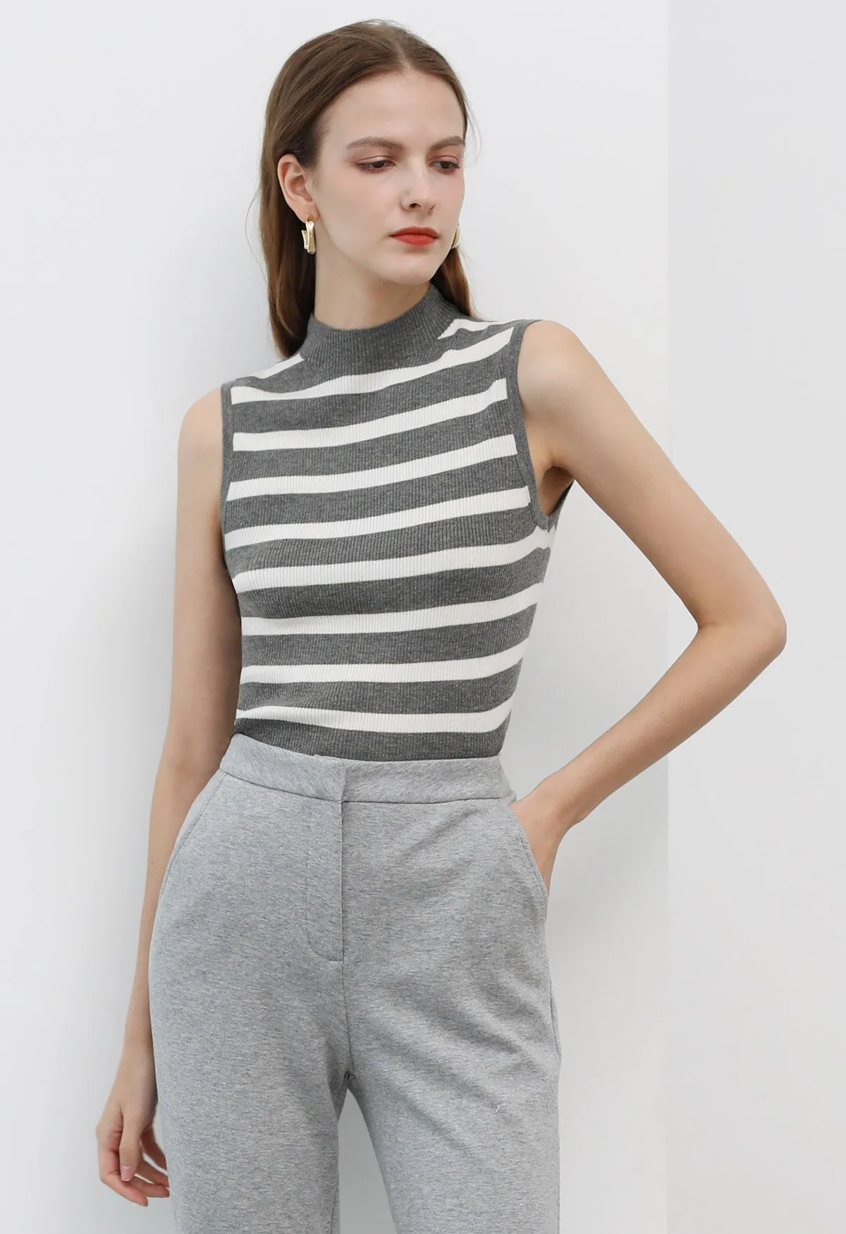 Haut en tricot sans manches à rayures contrastées en gris