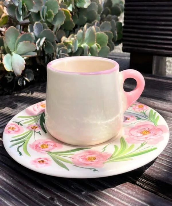 Tasse en céramique avec motifs en fleurs 